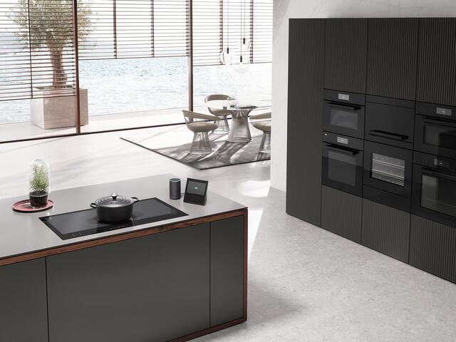 Voll ausgestattet: z. B. mit einem Kompakt-Backofen mit Mikrowelle und einem Druckdampfgarer; oder einem Kompaktbackofen mit Speisenthermometer und einem schnellen Luxus-Garer. Dazu ein Weintemperierschrank und eine Vakuumierschublade. Gekocht wird auf einem Vollflä-cheninduktionskochfeld. Und das Ganze mit App- oder Sprachsteuerung. | Foto: AMK