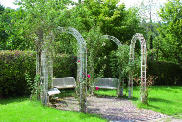 Rosenbogen an der Kirche