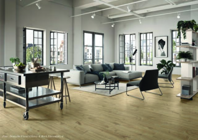 Keramische Fliesen mit authentischen Holzdekoren sind als hervorragende Wärmeleiter eine ideale Wahl für alle, die sich für die natürliche Optik von Holz begeistern – aber dennoch nicht auf eine möglichst hohe Effizienz einer Fußbodenheizung verzichten möchten. | Foto: Deutsche Fliese/Villeroy &amp; Boch Fliesen/akz-o