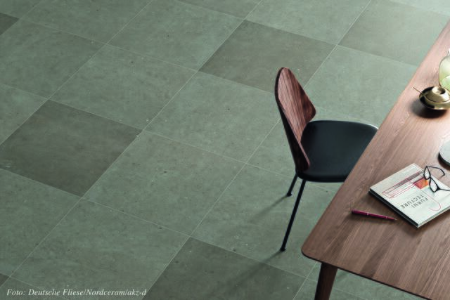 Moderne Bodenfliesen aus Feinsteinzeug eignen sich ideal als durchgehender Bodenbelag im gesamten Wohnbereich. | Foto: Deutsche Fliese/Nordceram/akz-o