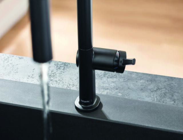 Die langgestreckte, schmale Silhouette von Talis M54 wird durch den dünnen Pin-Griff und den flachen Kartuschensitz besonders zur Geltung gebracht. Dabei kommt die filigrane Armatur völlig ohne visuelle Unterbrechungen aus | Foto: hansgrohe/Hansgrohe SE/akz-o