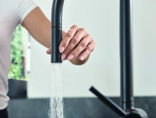 Mit dem Ausziehauslauf der Küchenarmatur Talis M54 von hansgrohe lässt sich das gesamte Spülbecken ganz unkompliziert reinigen | Foto: hansgrohe/Hansgrohe SE/akz-o