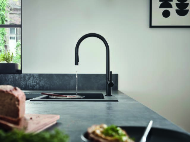 Die hansgrohe Küchenarmatur Talis M54 bringt mit ihrer schlanken Silhouette modernste Designansprüche stilsicher zum Ausdruck und strahlt mit ihrem ganzheitlichen Farbkonzept einen zeitlosen Charakter aus | Foto: hansgrohe/Hansgrohe SE/akz-o