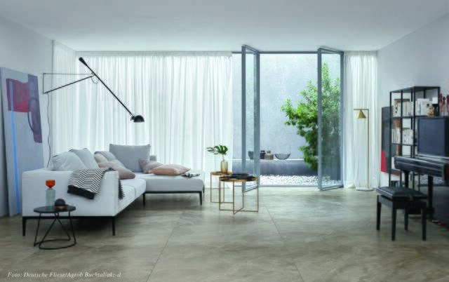 Moderne Bodenfliesen in Natursteinoptik sind wohnlich und leiten wie alle Bodenfliesen die Wärme der Fußbodenheizung nahezu verlustfrei an die Bodenoberfläche. | Foto: Deutsche Fliese/Agrob Buchtal/akz-o