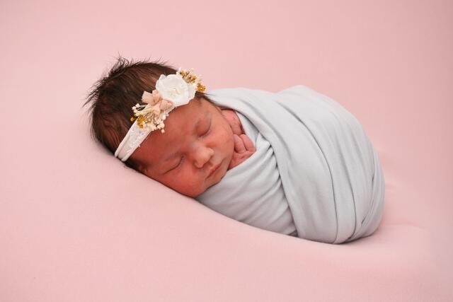 Lena Rick aus Kraichtal kam am 03.10.2020 in der Fürst-Stirum Klinik Bruchsal zur Welt und wog bei einer Größe von 52 Zentimetern 3310 Gramm. | Foto: babysmile24.de