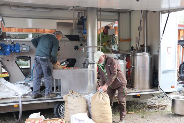 Drei Säcke Äpfel hatten die Schüler gesammelt. Dank weiterer Spenden konnten mit dem Saftmobil 200 Liter Apfelsaft gepresst werden. | Foto: bea