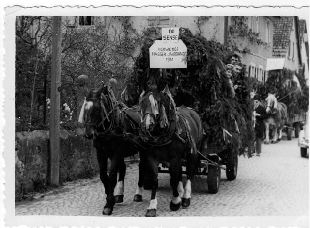 Der Kerwewagen mit dem Musterungsjahrgang aus dem Dorf wurde 1959 noch von Pferden gezogen.