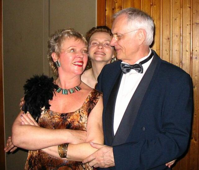 Mit seiner Frau Christine (links) und Tochter Iris (Mitte) unterrichtete Karl-Heinz Manhold jahrzehntelang Jugendliche und Erwachsene in der Tanzkunst.  | Foto: privat