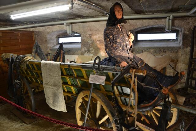 Auf diesem Wagen war Eva Stariha-Marschall im Jahr 1944 als Achtjährige aus Batsch-Brestowatz geflohen. 14 Personen aus vier Personen hatten auf dem Fahrzeug Platz gefunden.  | Foto: ger