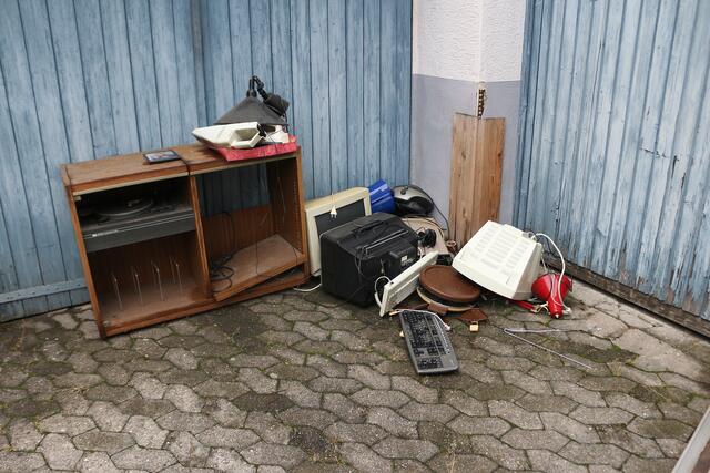 Neben nützlichen Gegenständen ist auch einiges an Müll zusammengekommen. | Foto: bea