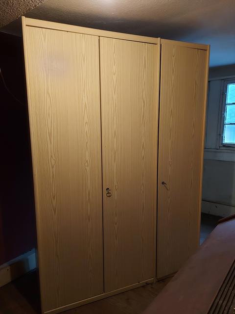 In den Wohnräumen steht noch ein Schrank, der zu verschenken ist. | Foto: privat