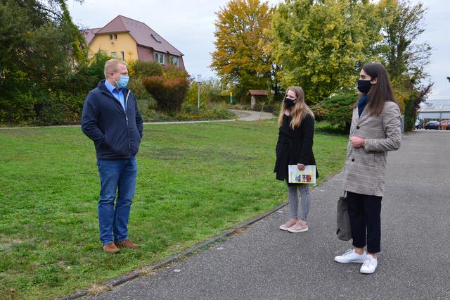 Einrichtungsleiter Christoph Röckinger (links) gab Anne Baumann (Mitte) und Raphael Prüfer bei einem Rundgang Einblicke in die Angebote der Kinder- und Jugendhilfe. | Foto: Badischer Landesverein für Innere Mission