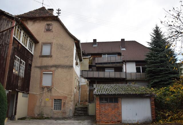 Die unverhüllte Kehrseite: Vom Hof aus werden die An- und Umbauten des zeitweise unter zwei Eigentümer aufgeteilten Anwesens sichtbarer. 