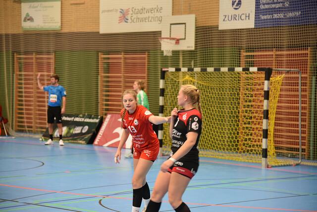 Jule Haupt bei einem Kurzeinsatz versus Lotte Heider...
FotoArchiv Merkel+Merkel