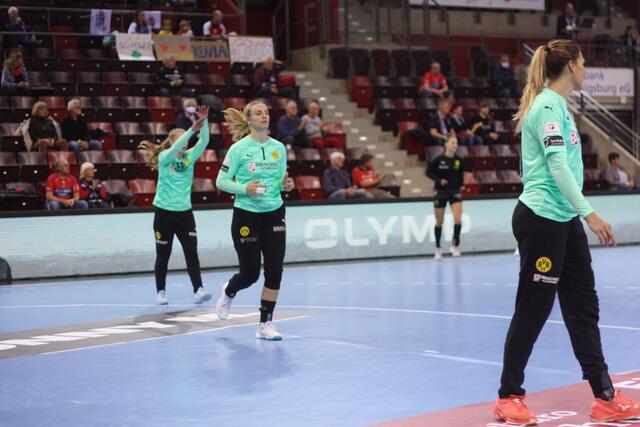 Die BVB-Goalkeeperinnen Yara ten Holte, Rinka van Duijndam und Isabel Roch vor dem Match in der MHP Arena/Ludwigsburg
FotoArchiv Merkel+Merkel