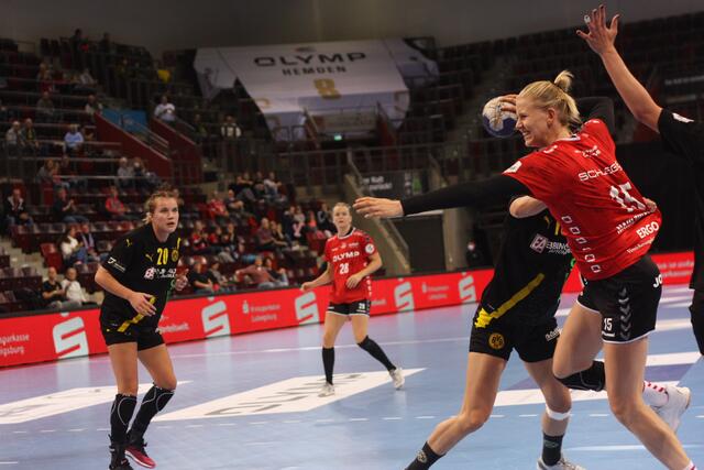 Die Bietigheimerin und deutsche Nationalspielerin (Captain) Kim Naidzinavicius setzt sich halblinks durch...Inger Smits und Kelly Vollebregt können sie nicht mehr am Durchbruch hindern, Mel Freriks beobachtet die Szene...Im Background Stine Jörgensen, die dänische Nationalspielerin...
FotoArchiv Merkel+Merkel