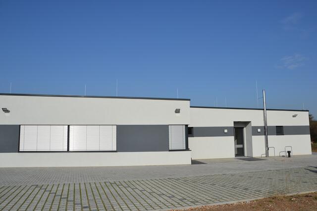 Am Eingang gibt es einen großen Parkplatz für die Feuerwehrleute. | Foto: ger