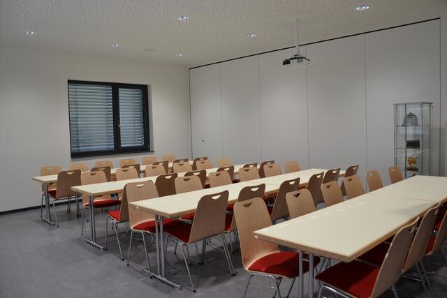 Der Schulungsraum lässt sich über eine faltbare Wand zum Jugendraum hin vergrößern. | Foto: ger