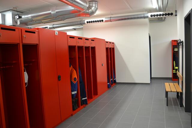 Blick in die Kabine der Damen. Durch ein Verschieben der Spinde sind die Umkleiden variabel in der Größe.  | Foto: ger