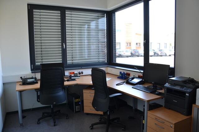 Der Funkraum blickt auf die Fahrzeughalle und die Einfahrt. | Foto: ger