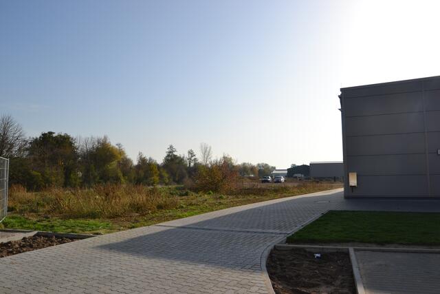Hinter dem Bau ist noch Platz für ein Gebäude, das als Lagerhalle für den Bauhof sowie als Unterkunft für den DRK-Ortsverein dienen kann. | Foto: ger