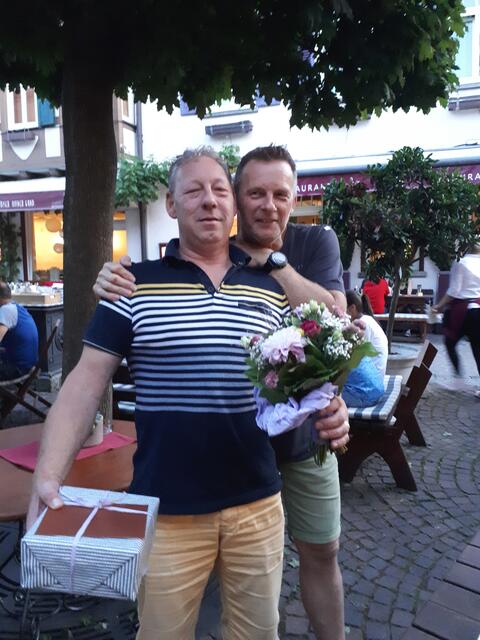 Zum zehnjährigen Mitarbeiterjubiläum im Jahr 2019 gratulierte Fliesenlegermeister Ingo Neumann seinem Mitarbeiter Michael Gauss mit einer herzlichen Umarmung und einem kleinen Präsent. | Foto: privat