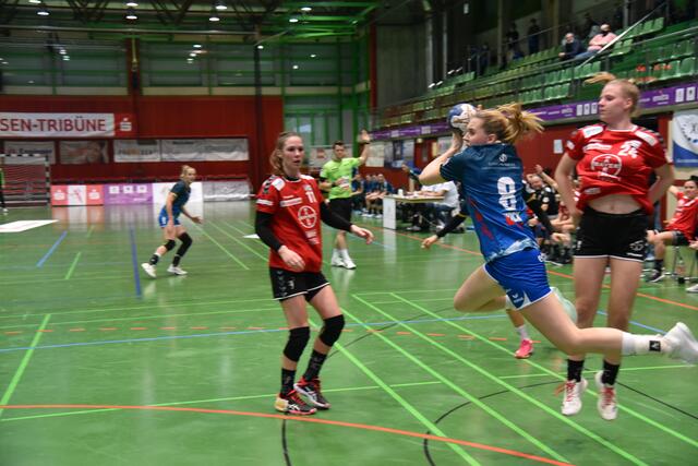 Chantal Wick schwebt von links ein...
FotoArchiv Merkel+Merkel