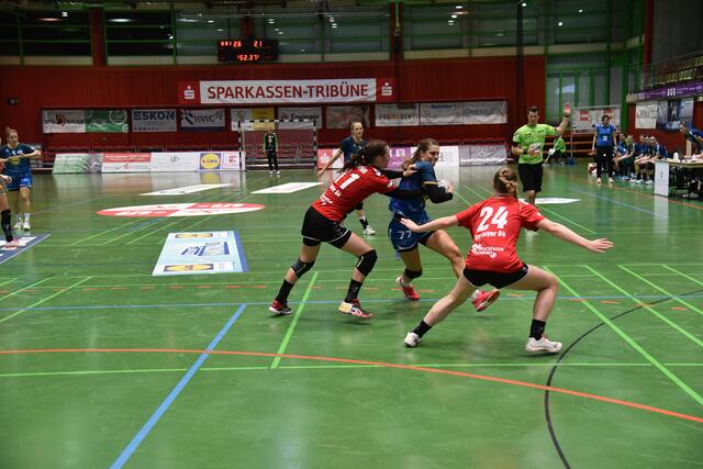 Carmen Moser, die ein klasse Spiel machte und 6 Treffer erzielte, versucht sich gegen Annefleur Bruggeman durchzusetzen ...
FotoArchiv Merkel+Merkel