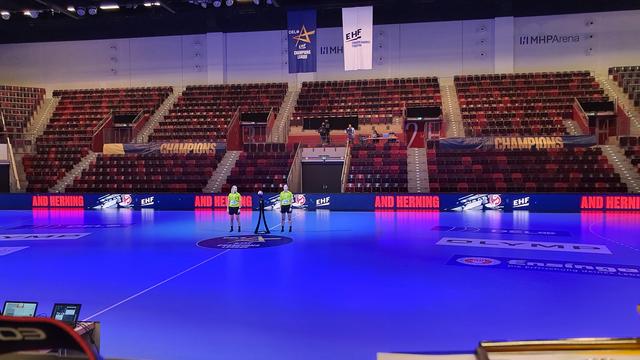 MHP Arena vor dem Match gegen Ferencvaros Torna Club Budapest Cargo Rail Hungaria, kurz und knackig für Traditionalisten: Ferencvaros (Franzstadt), Torna Club bedeutet übrigens Turnclub...Cargo Rail Hungaria ist der großzügige Sponsor...Emily Bölk, Alicia Stolle und Julia Behnke wissen, warum sie von Erfurt bzw. Rostov nach Budapest gewechselt sind...
FotoArchiv Merkel+Merkel