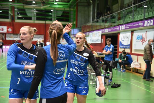 Lynn Knippenborg, die Strippenzieherin der NSU, Carmen Moser, ein schöner Rücken kann auch entzücken, erzielte 8 Feltore, nach dem Match in der Besten Sieben des zehnten Spieltages der "Handballwoche" und Selina Kalmbach, die auf Linksaußen unheimlich Betrieb machen würde...vor dem Match vs. die Flames in der Ballei am Samstag...Wenn man/frau das Spiel gesehen hat, ein symbolisches Bild...Das TEAM lebt und alle Ladies haben ein ganz , ganz großes Herz...
FotoArchiv Merkel+Merkel