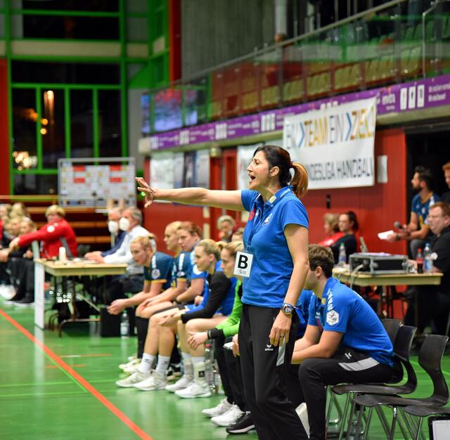 Weiter! Weiter! Immer weiter !
Tanja Logvin und Oliver Kahn sind sich da einig...
Die NSU könnte in der Pause auch "Carry on" ! von J.J.Cale laufen lassen, dem alten texanischen Barden...
FotoArchiv Merkel+Merkel