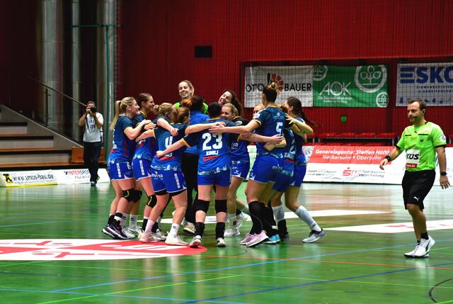 DAS  NSU-T E A M feiert den nächsten Sieg...rutscht an der spielfreien Borussia (Corona) vorbei auf den zweiten Tabellenplatz. Eine Momentaufnahme gewiss, aber was für eine...
Und irene Espinola Perez , die kongeniale Partnerin von Carmen Moser & Lynn Knippenborg und  hatte im Mittelfeld ersetzt werden müssen, was durch Anouk Nieuwenweg und Louisa Wolf  hervorragend gelang. JoJo Rode (LA) wurde erneut großartig durch Chantal Wick und Selina Kalmbach vertreten. Große Performance der beiden...
FotoArchiv Merkel+Merkel