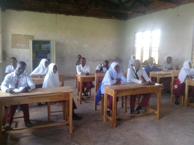 Klassenraum mit den neuen Tischen und Stühlen und einem Metallschrank für die Bücher. | Foto: kn