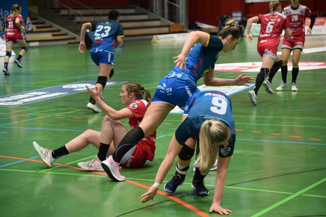 Sara Senvald und Nathalie Hendrikse haben Alicia Soffel zu einem Stürmerfoul provoziert, der Break, der Konter läuft bereits...Jill Kooij ist schon unterwegs (23)...
FotoArchiv Merkel+Merkel