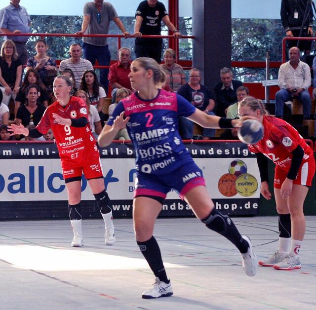 Marlene Zapf von den TusSies, die gegenüber der Handballwoche (1.Dez.2020, S.49) sagte:"Es ist sicherlich kein leichtes Los, noch dazu auswärts, aber wir haben gezeigt, dass sie schlagbar sind. Wir werden alles dafür tun, um wieder ins Final 4 einzuziehen."
FotoArchiv Merkel+Merkel (Marlene Zapf in der Neurotthalle beim Siebenmeter gegen die Kurpfalzbären aus Ketsch, 14.9.2020, vor Corona...)