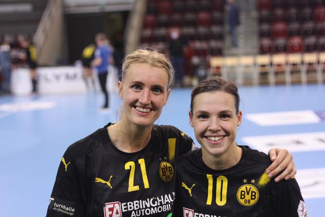 Die Unzertrennlichen, gestern temporär auseinandergerissen, denn Inger Smits war zu Beginn erstmal 20 Minuten auf der Bank...
FotoArchiv Merkel+Merkel