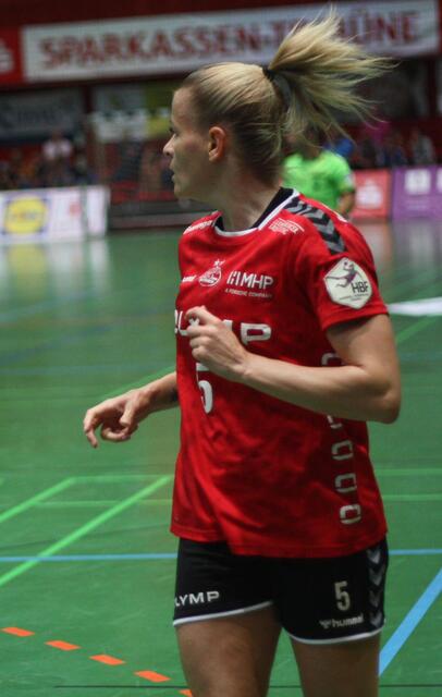 Antje Lauenroth machte ein klasse Match auf Linksaußen, erzielte das 1:0 für die deutsche Sieben , musste aber gelegentlich die große Klasse von Tess Wester im Tor der Niederlande neidlos anerkennen...Wurde später von Ina Großmann abgelöst, die auch ein gutes Match ablieferte, wie das ganze TEAM...das ein großartiges war, gerstern abend. Chapeau...
FotoArchiv Merkel+Merkel