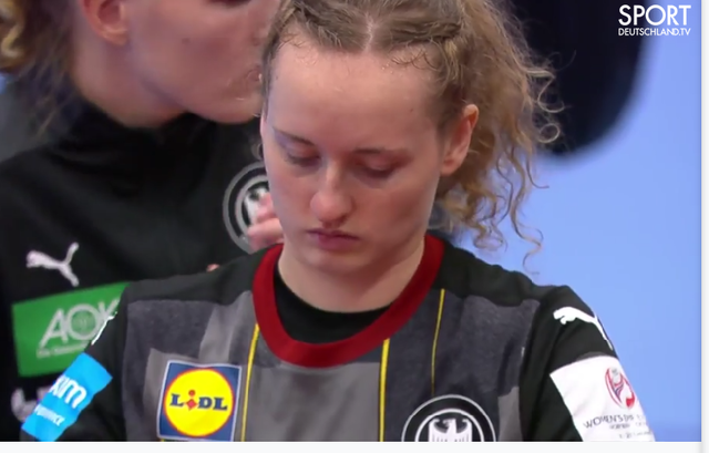 Maren Weigel (Mittelfeld), enttäuscht nach dem Spiel gegen Holland, das frau auch hätte gewinnen können...
FotoArchiv Merkel+Merkel