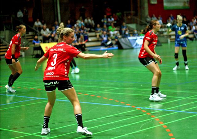 Die sogenannte "Bietigheimer Formation", die immer mal wieder von Henk Groener aufgrund ihres Eingespieltseins (alle Damen spielen bei der SG BBM Bietigheim) zum Einsatz bringt, jetzt meist nach 20 Minuten, da nun Marlene Zapf von den TusSies nach starken Leistungen gegen Polen und Ungarn rechts draußen beginnt...
FotoArchiv Merkel+Merkel