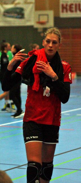 Luisa Schulze, die funkturmartig die deutsche Defense und auch die Kreisbewegungen höhenmäßig beherrscht...
FotoArchiv Merkel+Merkel