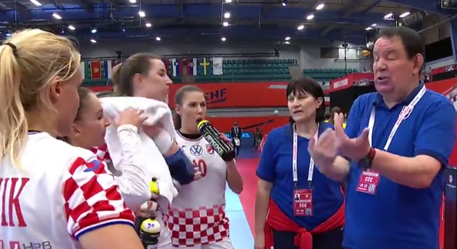 Der kroatische Trainer Nenad Sostoric, der ruhig aber bestimmt und stets gestenreich, hier in einer Outtime in der ersten Hälfte, seine Mädels auf den Siegespfad leitete...
FotoArchiv Merkel+Merkel