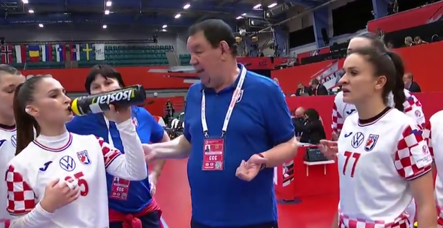 Outtime, der kroatische Trainer stellt seine Mädels, rechts Valentina Blazevic (Centre back)  neu ein...überzeugend, ruhig, kompetent...
FotoArchiv Merkel+Merkel