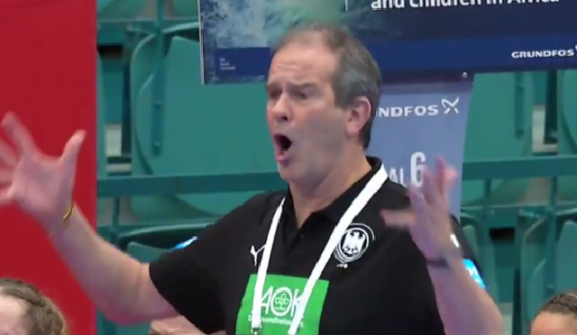 Ina Großmann wird in die Zange genommen...Henk Groener erregt darob...In der zweiten Halbzeit oft hilflos verzweifelnd an der Seitenlinie...Hat das TEAM noch nicht in die Weltklasse geführt und muss nun verjüngen und wenn der DHB mit ihm weitermacht, verjüngen...
Mit dem Koldinger TEAM wird es nichts werden mit der Weltklasse. Zu viele sind über dem Zenit oder werden mit Weltklasse nichts zu tun haben...
FotoArchiv Merkel+Merkel
www.free-press-germany.de