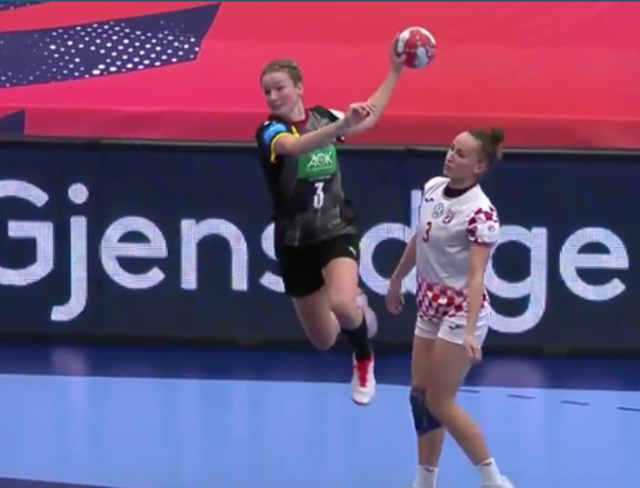 Amelie Berger, die für Marlene Zapf vor der Halbzeit auf Rechtsaußen in der ersten Hälfte auf die Platte kam...
FotoArchiv Merkel+Merkel
www.free-press-germany.de