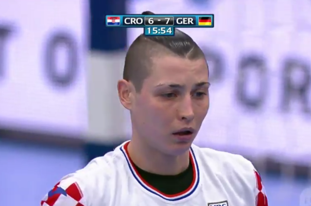 Katarina Jezic, die Irokesin, die Kriegerin im kroatischen Team...Darf jetzt von einer für Croatia historischen Medaille träumen...Die sie im kleinen Finale versus Danmark dann auch dank ihrer vorzüglichen Leistung, 5 blitzsaubere Treffer vom Kreis aus, errang...
Spielte mit Herz, gang ganz großem Herzen für Kroatien, erreichte so HISTORISCHES , denn es ist die erste EM-Medaille, die Kroatien bisher gewann...

ScreenShot&gt;&gt;Copyright by Sportdeutschland.TV