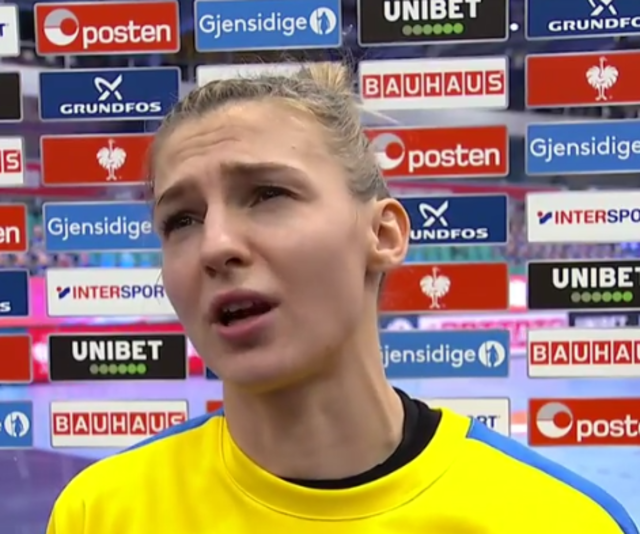 PresseTalk after the Match: Tea Pijevic, die den deutschen Außenstürmerinnen, insbesondere, den Zahn, mehrere Zähne zog, die Bank im Gehäuse der kroatischen Nationalfrauenschaft. Wäre schön sie in der Bundesliga öfters zu sehen...
FotoArchiv Merkel+Merkel