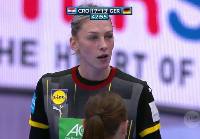 Luisa Schulze, die am Kreis nicht viel bewegen konnte, gut zugedeckt war und in der 43.Minute wohl schon ahnte, dass das Final 4 ein Traum bleiben würde...War nicht ihre Euro, kann viel mehr, rief es aber nicht ab...Entscheidend ist eben auf dem Platz und nicht im Training oder in der Kabine...
ScreenShot/Copyright&gt;&gt; Sportdeutschland.TV
