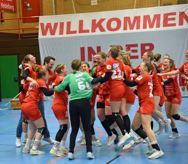 Das Handballerinnen-Leben kann so schön sein...
Die Kurpfalzbärinnen außer Rand und Band nach dem Sieg gen Frisch Auf Göppingen.
FotoArchiv Merkel+Merkel