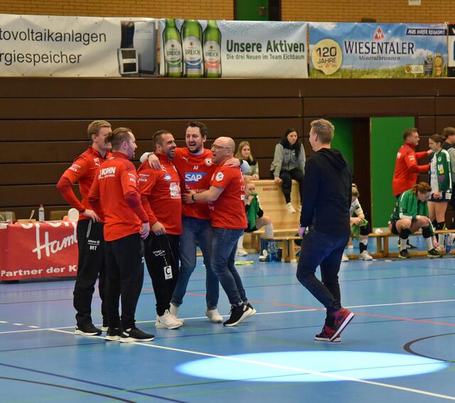 Trainer, Geschäftsführer, Funktionsteam feiern den Sieg gegen Frisch Auf.
FotoArchiv Merkel+Merkel