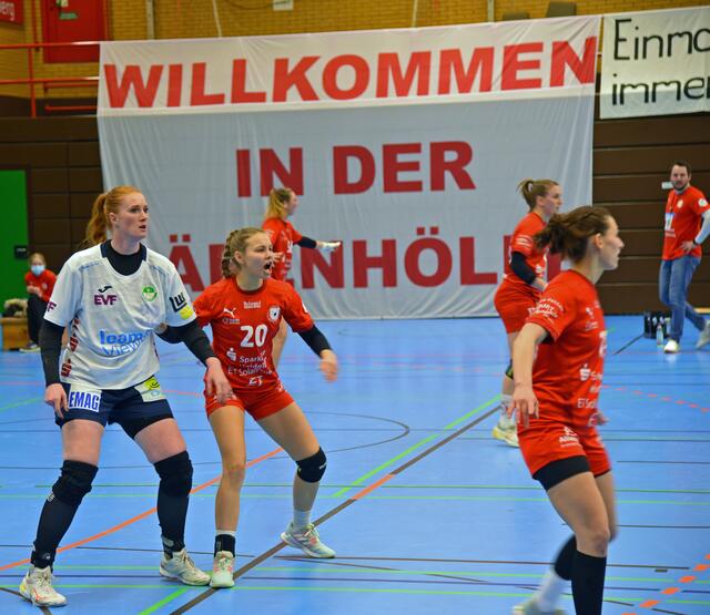 Lina Khrlikar, Lea Marmodee, weiblicher Goliath versus weiblicher David, vorne Sophia Sommerrock, im Background Samira Brand und Trainer Adrian Fuladdjusch
FotoArchiv Merkel+Merkel